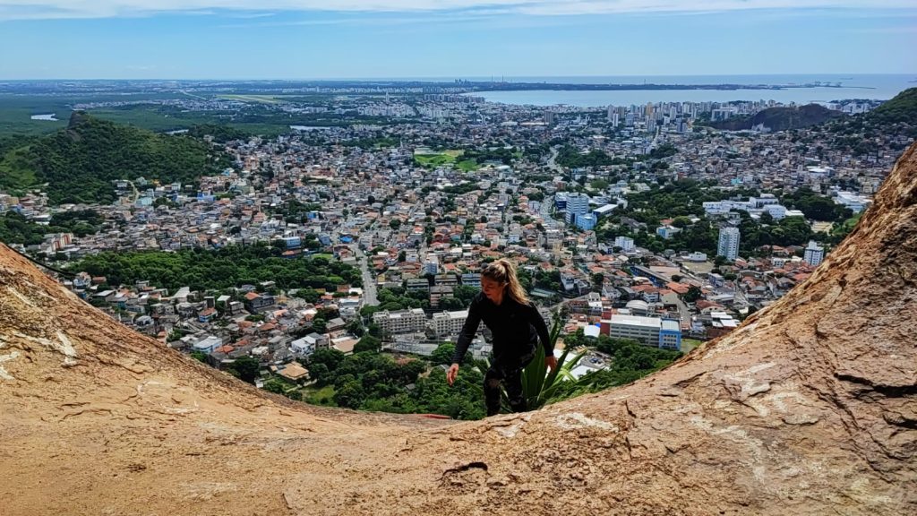 Pedra dos Dois Olhos tem uma das vistas mais surpreendentes de Vitória