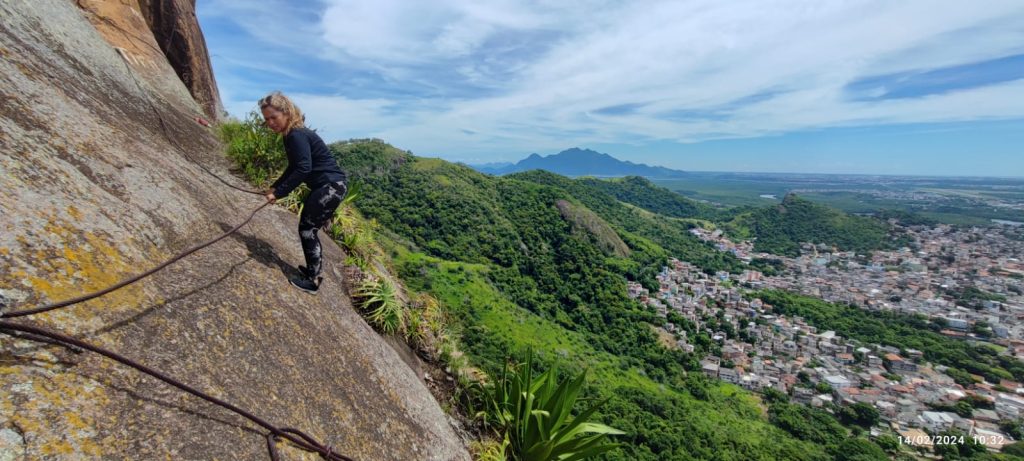 Pedra dos Dois Olhos tem uma das vistas mais surpreendentes de Vitória