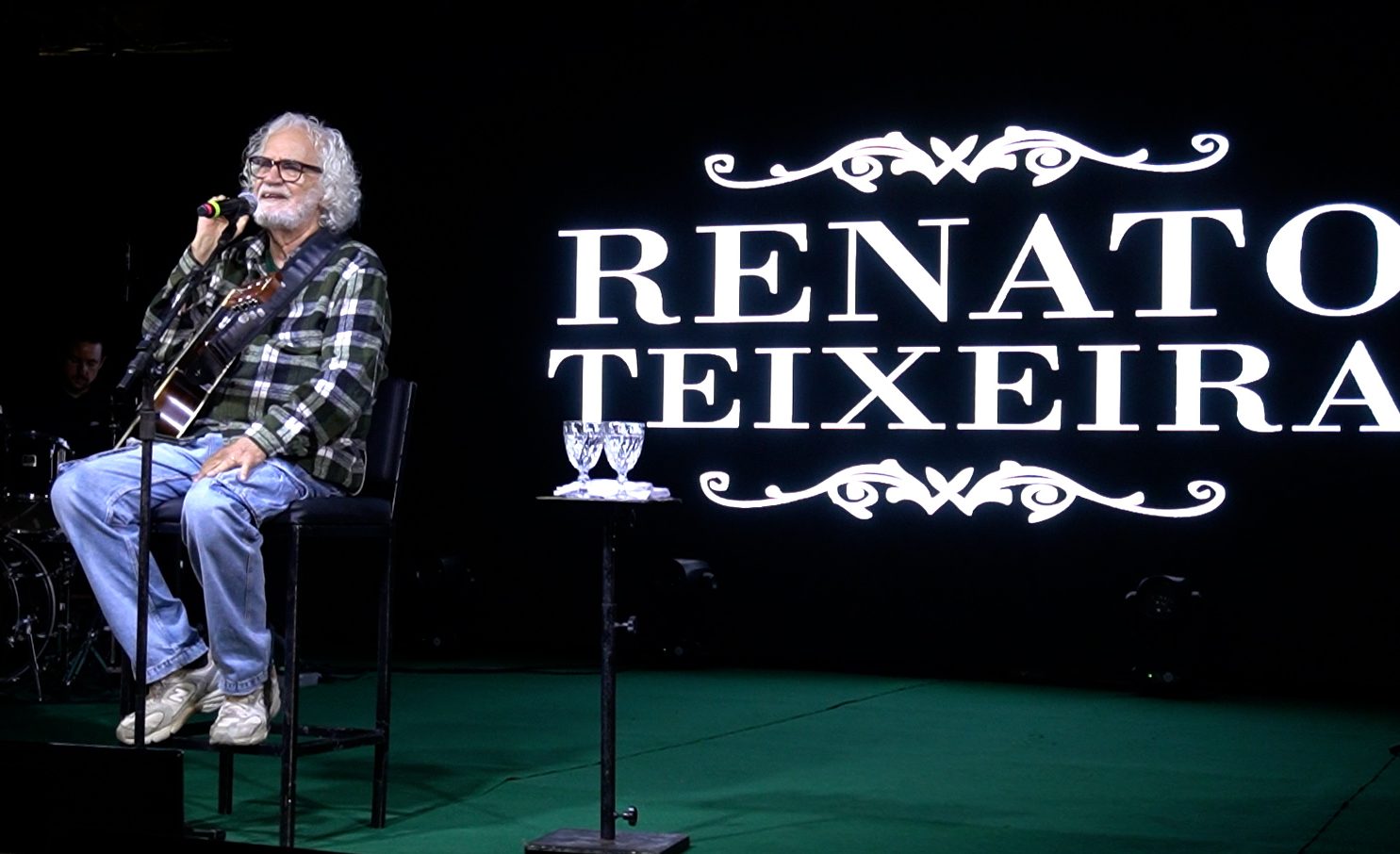 Renato Teixeira de Oliveira é um cantor, compositor e músico brasileiro. É autor de conhecidas canções, como "Romaria", "Tocando em Frente"