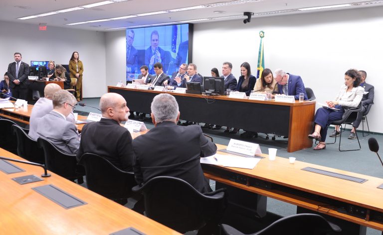 Deputados retomam discussão sobre redução da maioridade penal em meio ao debate nacional sobre segurança pública.