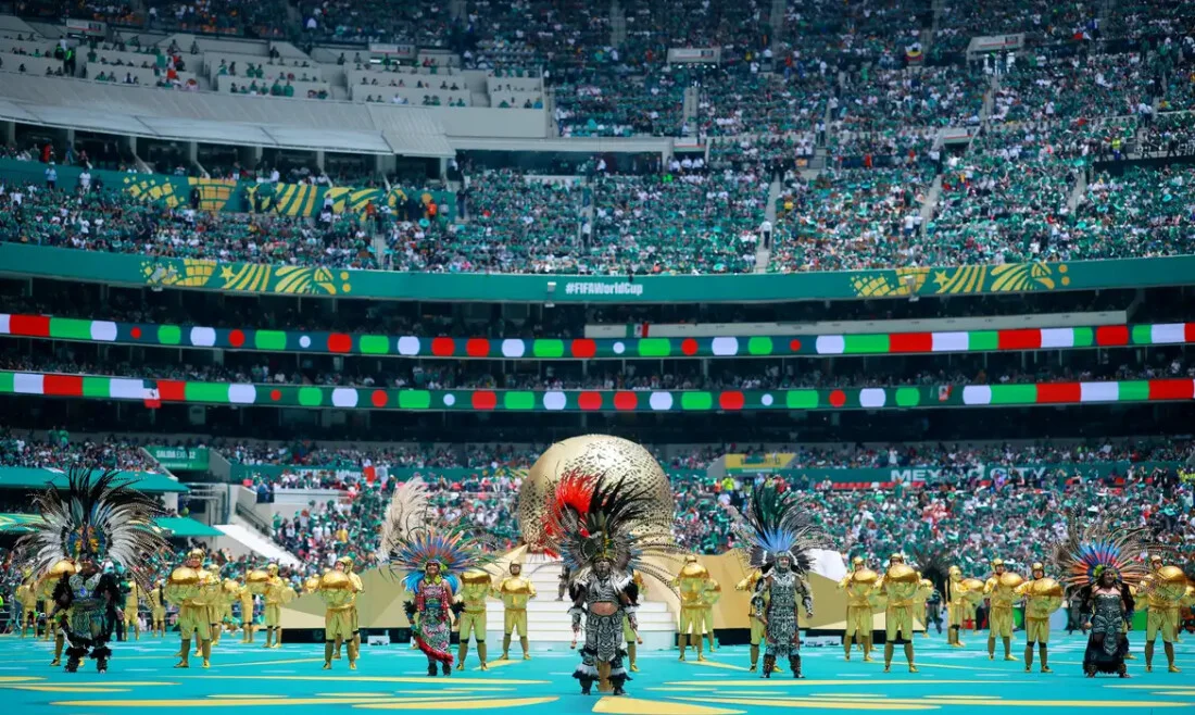 Cerimônia de abertura da Copa do Mundo 2026 no Estádio Azteca com 85 mil torcedores.