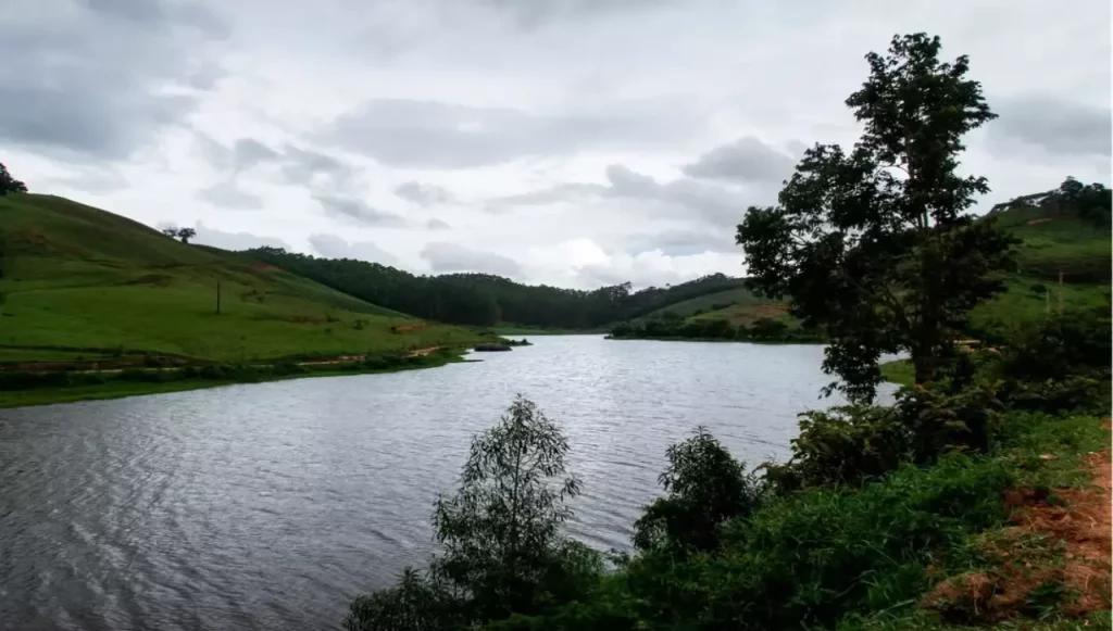 Lagoa Alto Bananeiras: tranquilidade nas Montanhas Capixabas Lagoa Alto Bananeiras: tranquilidade nas Montanhas Capixabas
