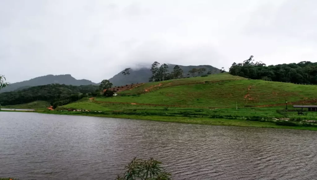 Lagoa Alto Bananeiras: tranquilidade nas Montanhas Capixabas Lagoa Alto Bananeiras: tranquilidade nas Montanhas Capixabas