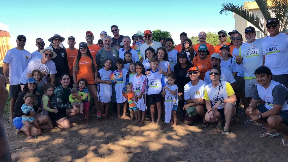 Atletas participam de competição de surf e ações de preservação ambiental na Praia de Carapebus.