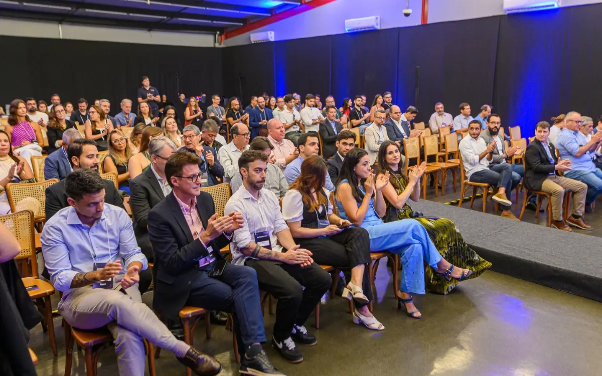 Executivos discutem aplicações de inteligência artificial em evento do Base27 no ESX 2026.