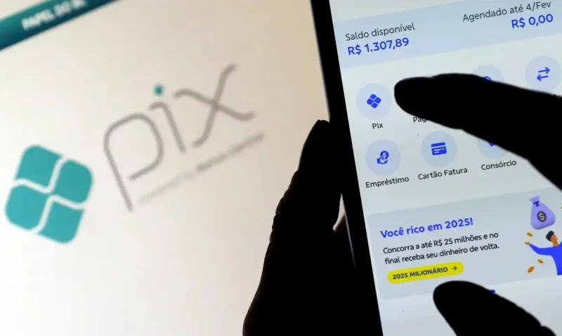 Banco Central altera regras do Pix e retira teto de R$ 500 para pagamentos por aproximação.