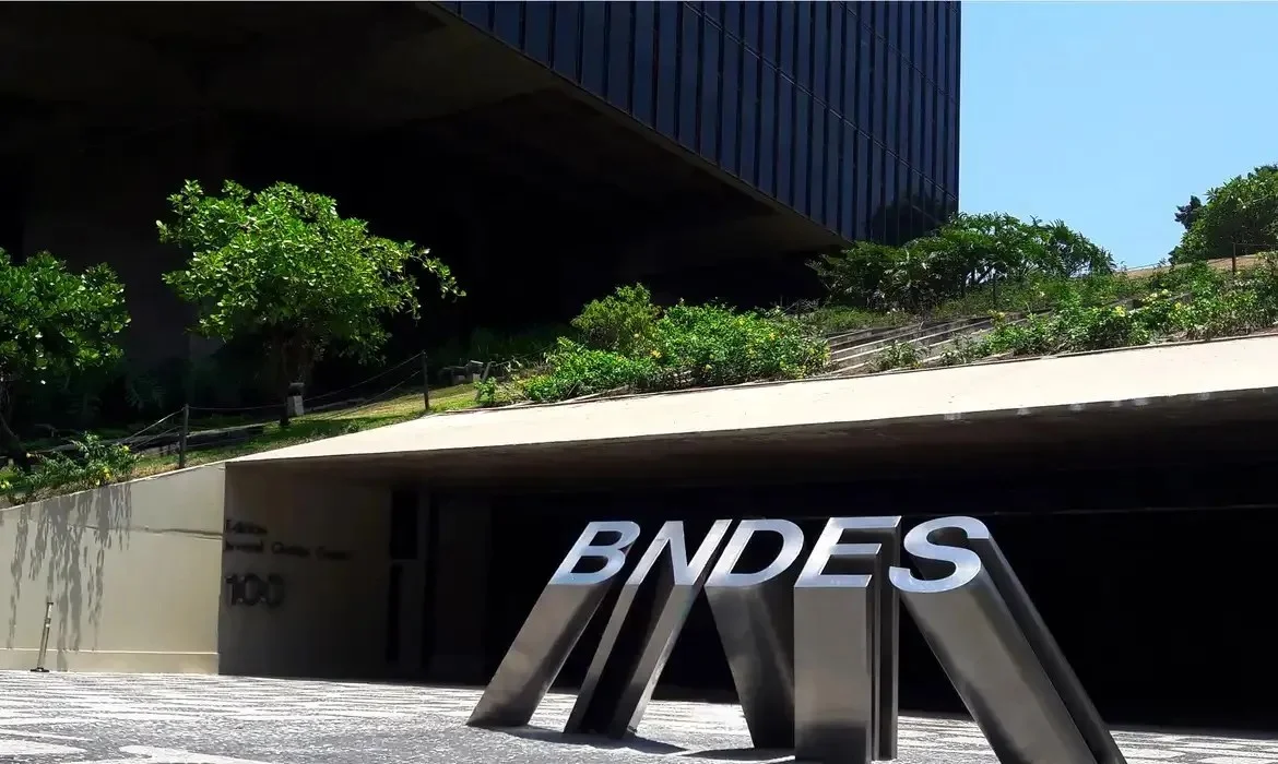 Acordo entre BNDES e Petrobras para desenvolvimento de minerais críticos e transição energética.