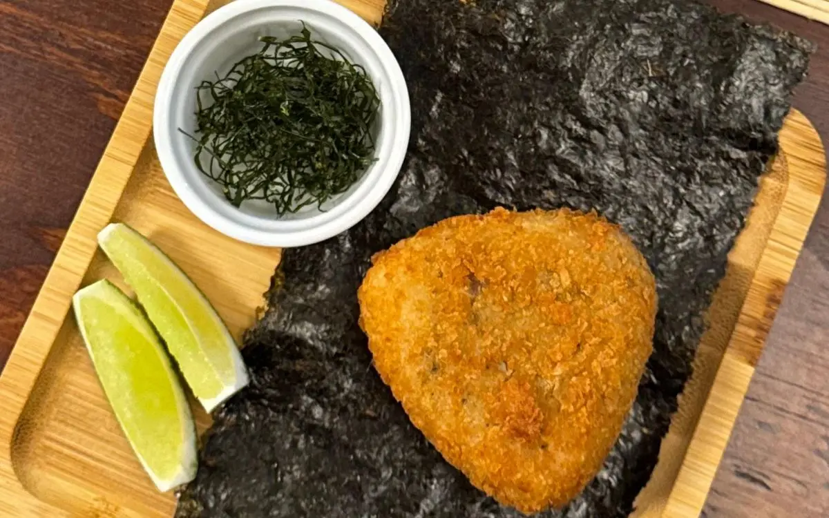 O Onigiri Capixaba (R$ 42) presta homenagem a um dos maiores símbolos da culinária do Estado: a moqueca capixaba