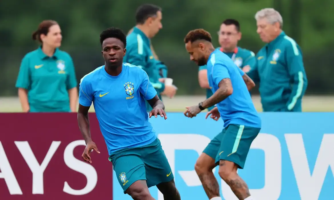 Neymar e Vini Jr treinando com a seleção