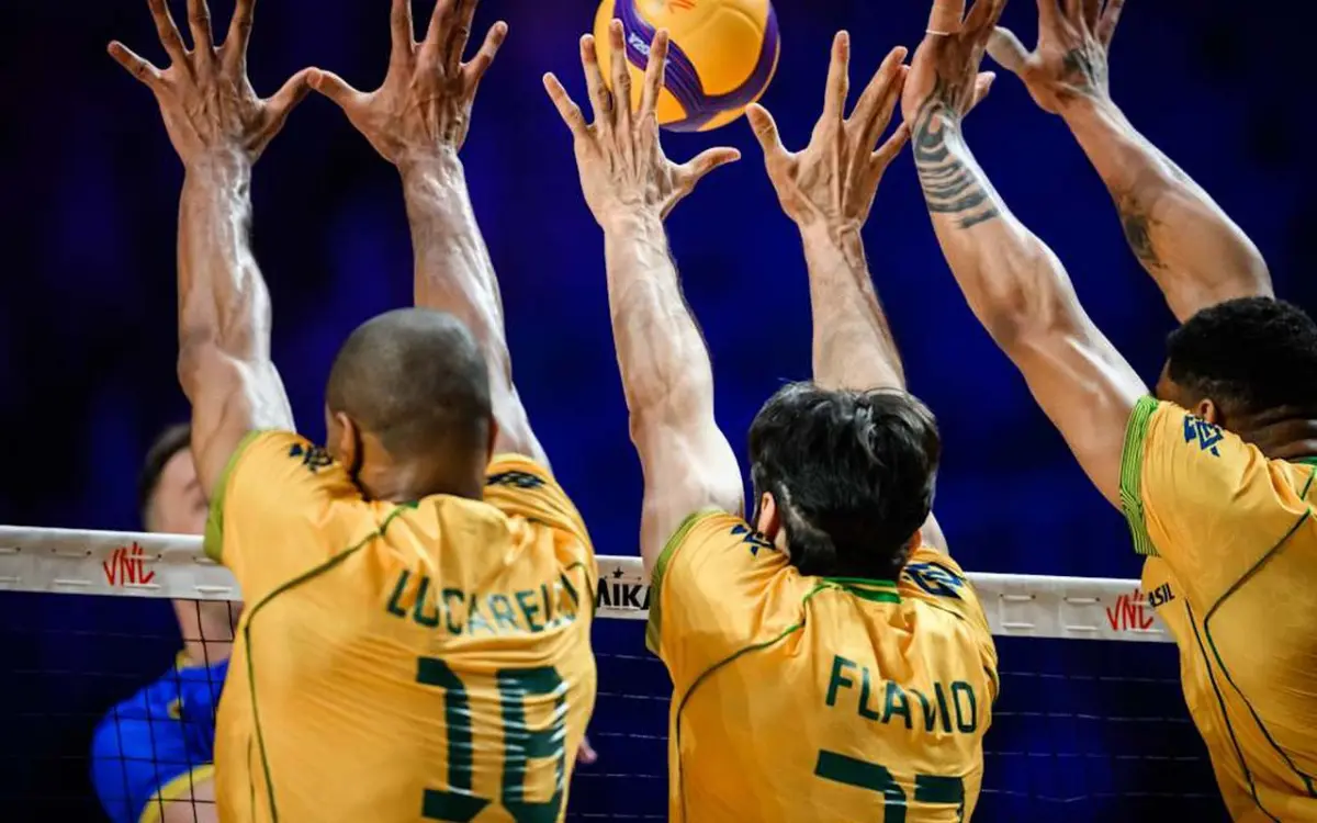 Seleção masculina de vôlei do Brasil enfrenta a Itália na Liga das Nações em Liubliana.