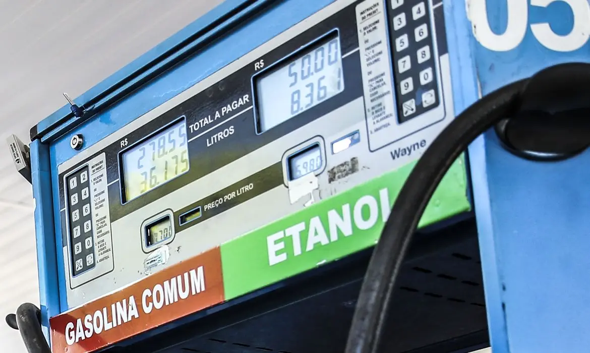 Aumento de preços da gasolina e diesel no Brasil é inferior ao registrado globalmente.