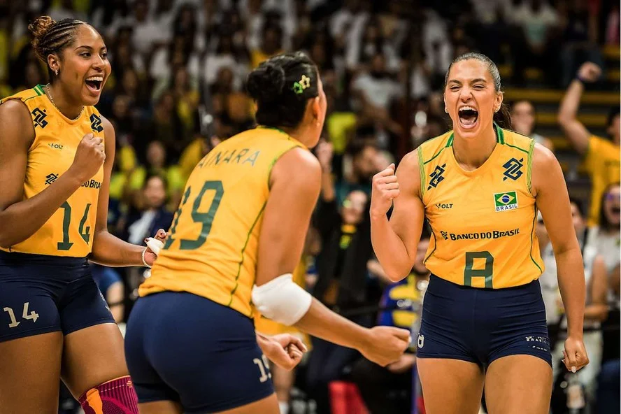 Seleção feminina do Brasil vence a Itália em jogo da Liga das Nações de Vôlei.