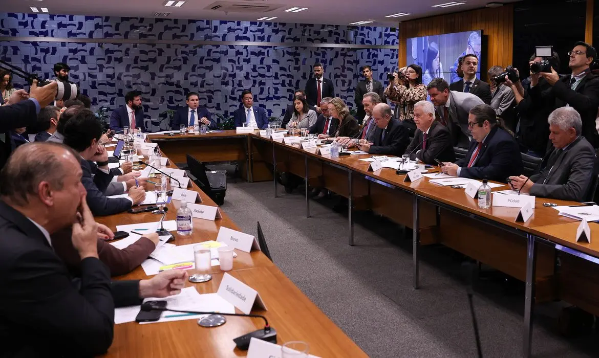 Câmara dos Deputados discute proposta sobre fim da escala de trabalho 6X1 e misoginia.