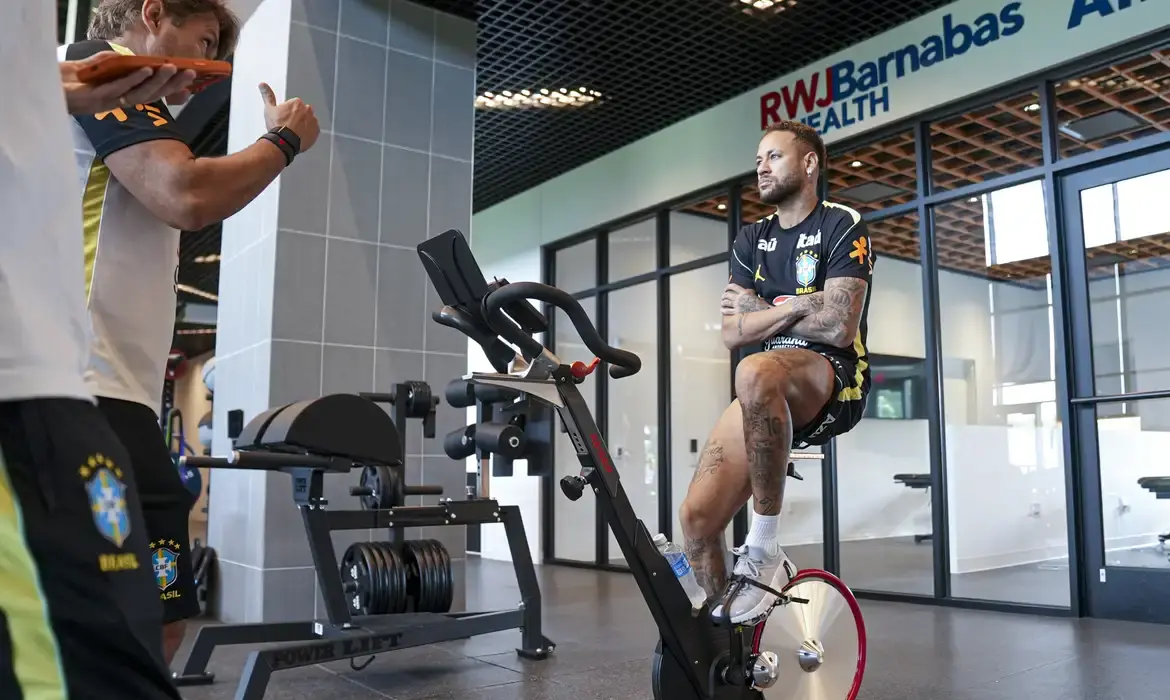Neymar em processo de recuperação de lesão na panturrilha antes da estreia do Brasil.