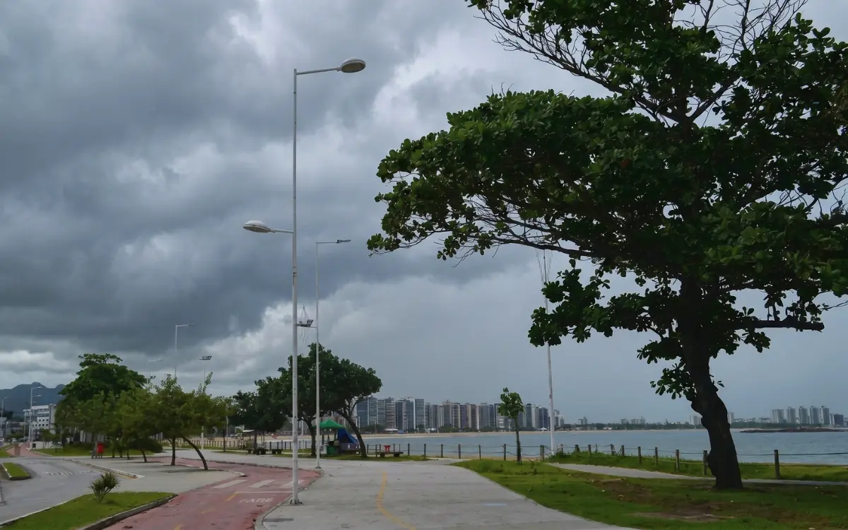 Previsão do tempo indica chuva em regiões do Espírito Santo nesta terça-feira.