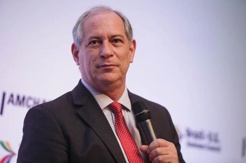 Ciro Gomes se distancia de conflitos familiares entre Michelle e Flávio Bolsonaro.