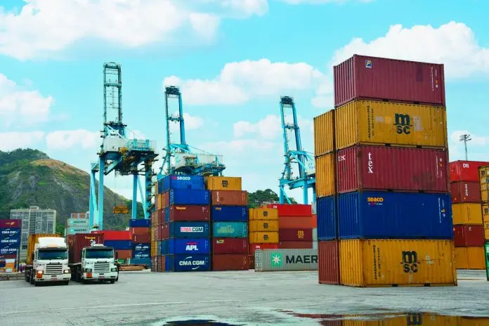 Trump ameaça tarifa de 25% para produtos brasileiros.