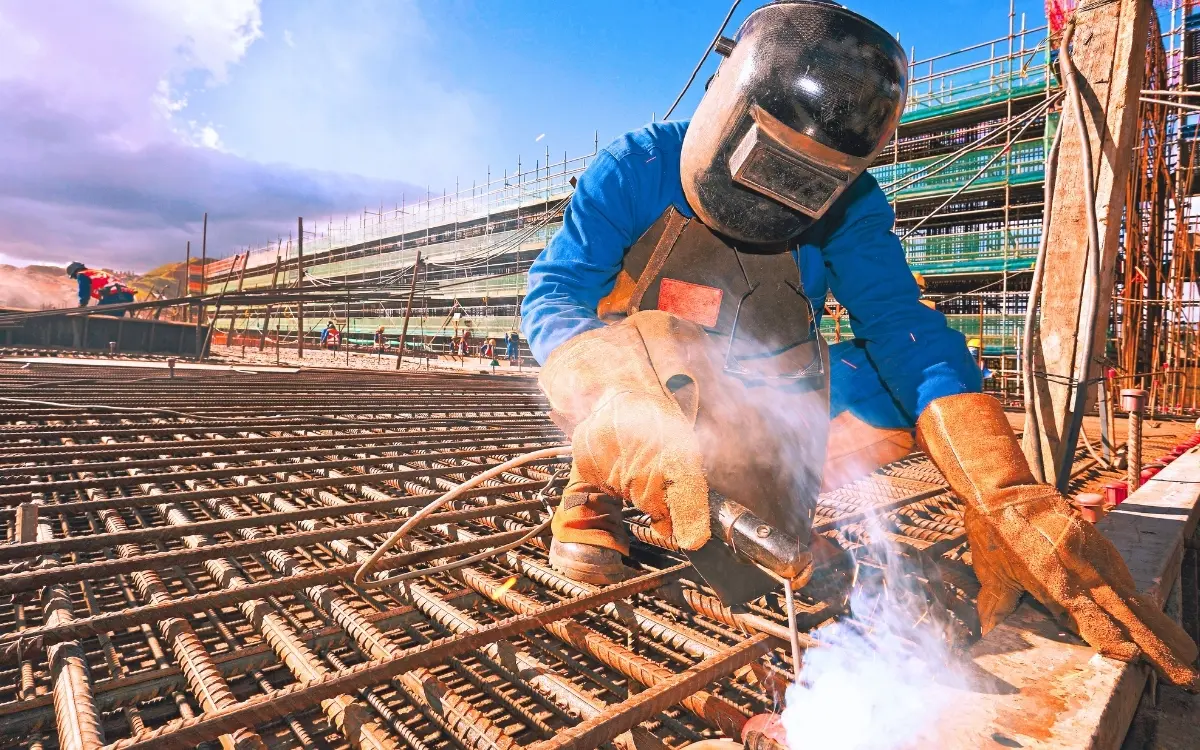 Setor da construção civil no Espírito Santo apresenta crescimento e estabilidade após pandemia.