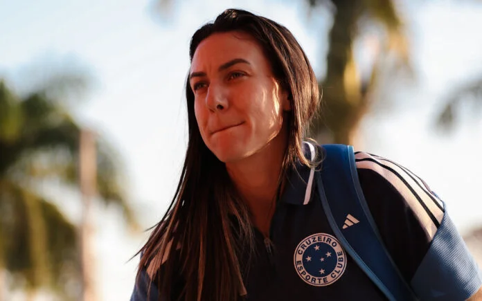 Zagueira Paloma Maciel rompe ligamento e aumenta lista de desfalques no Cruzeiro feminino.