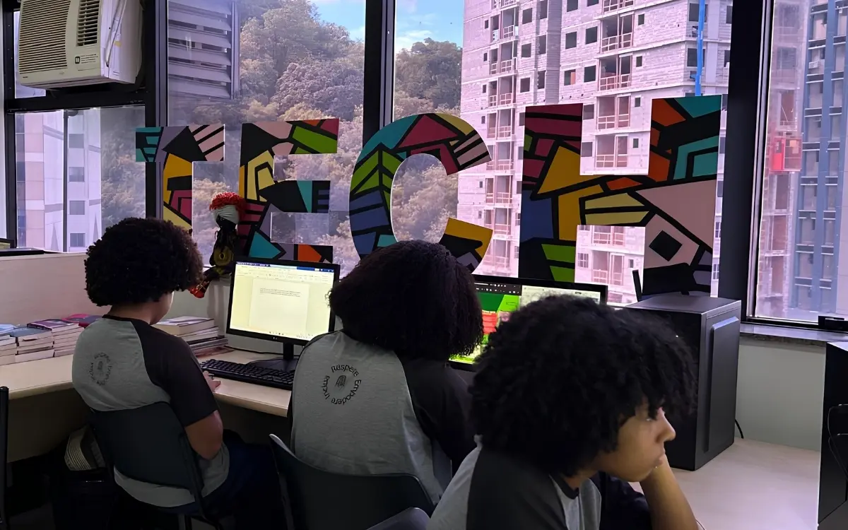 Curso gratuito forma jovens em tecnologia com foco em inteligência artificial e automação.