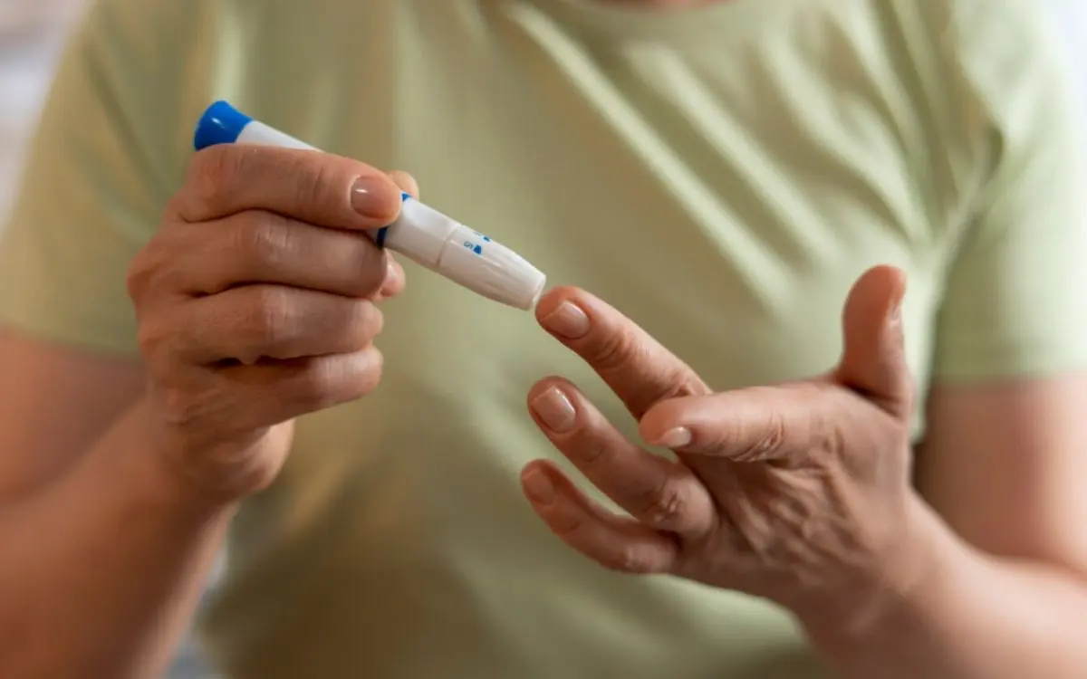 Pessoas com diabetes tipo 1 necessitam de insulina, enquanto muitos pacientes com diabetes tipo 2 conseguem controlar a doença com mudanças no estilo de vida e medicamentos