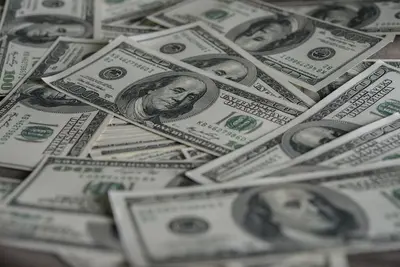 Dólar desvaloriza enquanto mercado ajusta apostas sobre petróleo e juros nos EUA.