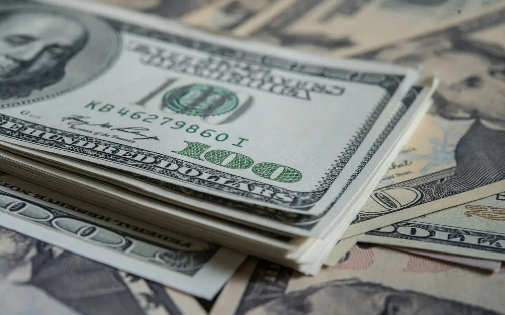 Projeção do dólar a R$ 5,20 no relatório Focus para 2026.