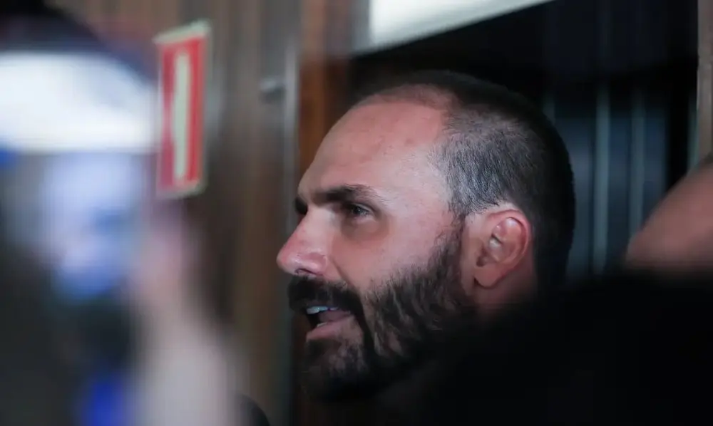 Defensor público argumenta pela absolvição de Eduardo Bolsonaro em julgamento no STF.