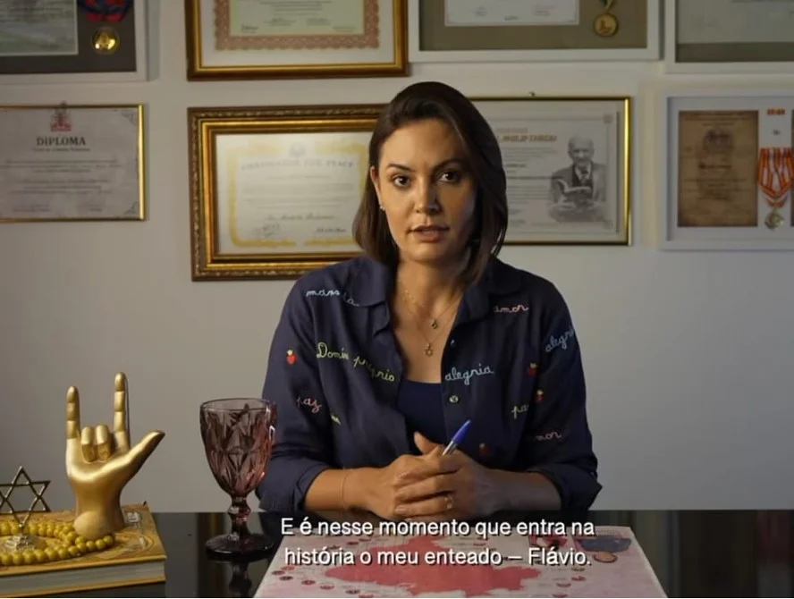 Ele foi muito ríspido, me desrespeitou e me maltratou ao telefone', diz Michelle sobre Flávio Bolsonaro; veja vídeo