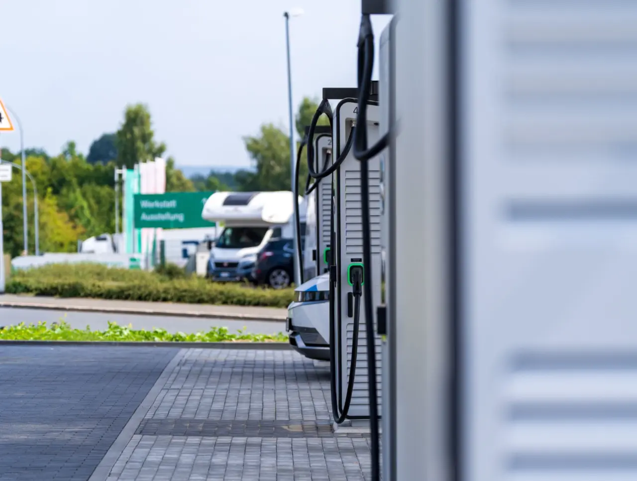 Mobilidade elétrica é destaque em evento com test-drives, tecnologias e discussões sobre cidades inteligentes.