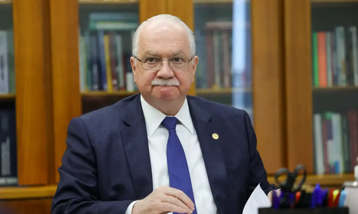 Ministro Fachin discute regras de transição para salários no Judiciário em evento.