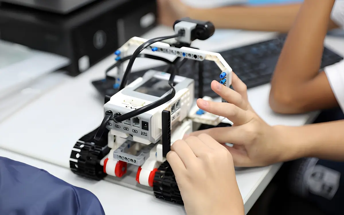 Primeira Feira de Ciência em Cariacica reúne projetos de robótica e oficinas educativas.