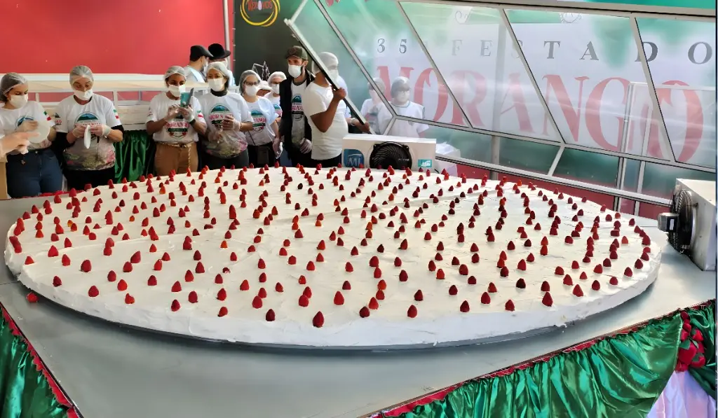 Evento é marcado pela famosa e tradicional torta gigante