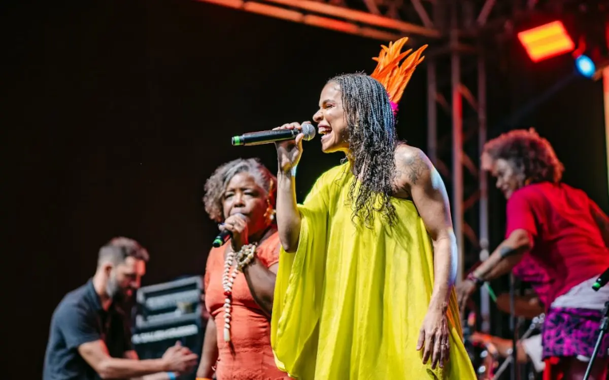 O espetáculo reúne a cantora e compositora capixaba Juana Zanchetta e as convidadas Teresa Cristina e Sol Pessoa
