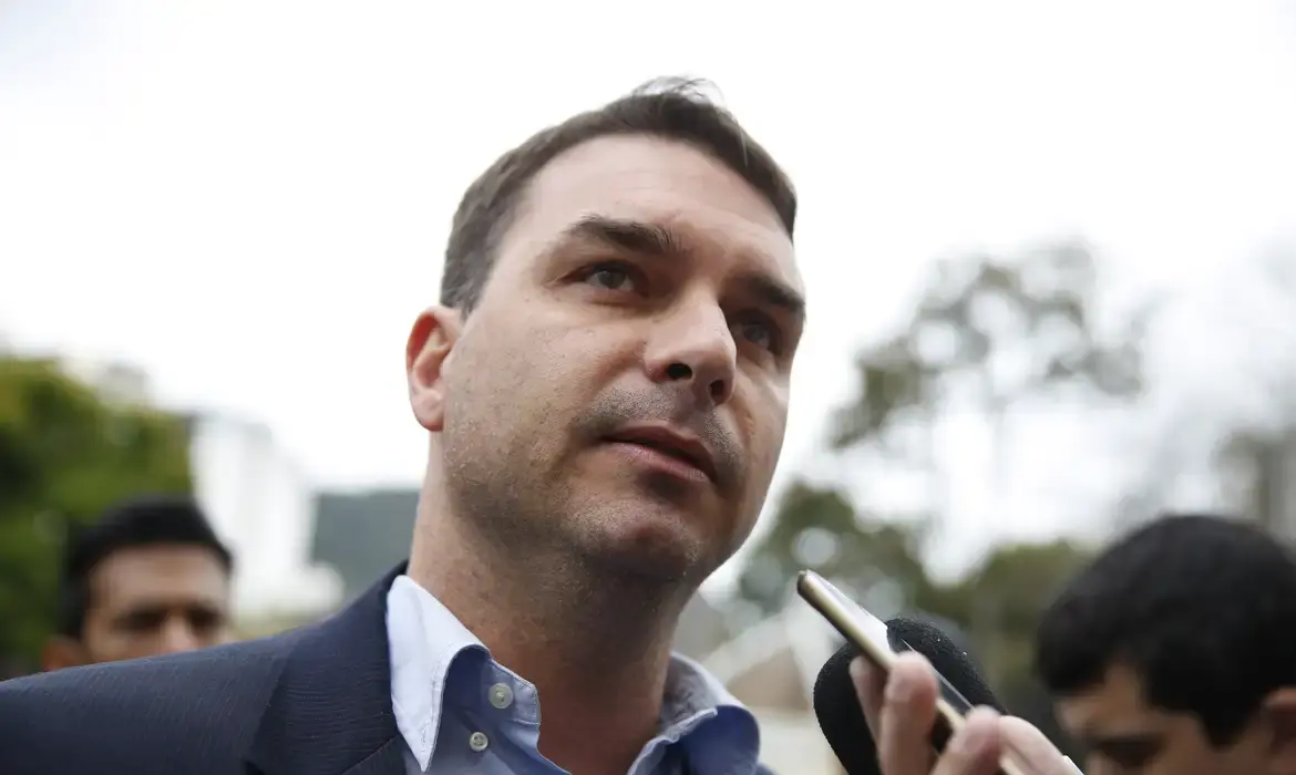 Senador Flávio Bolsonaro discute proposta de PEC para eliminar reeleição no Brasil.