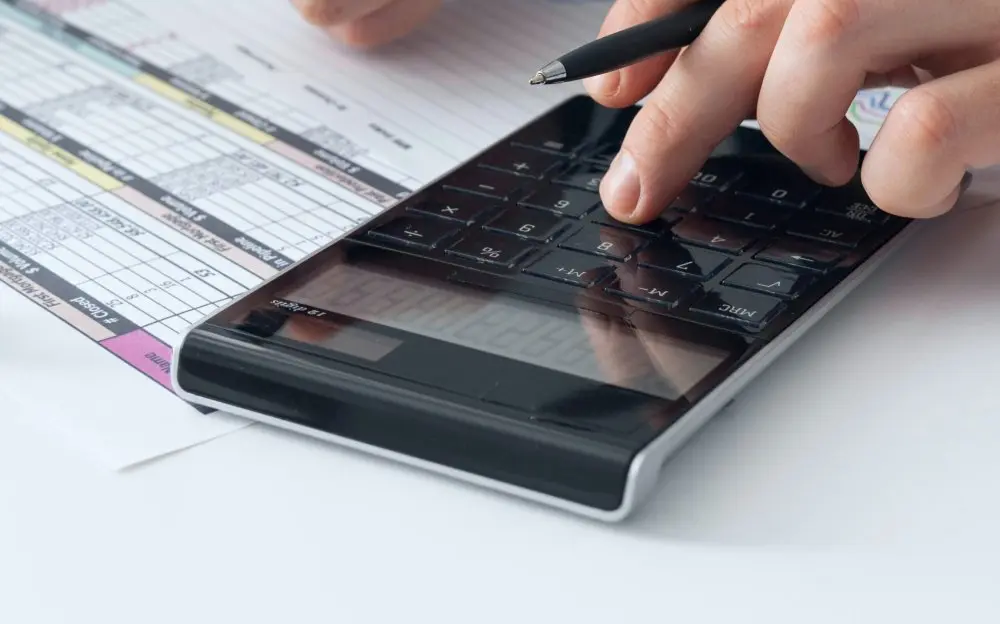 Relatório Focus indica Selic em 14% para 2026 e ajustes para 2027 e 2028.