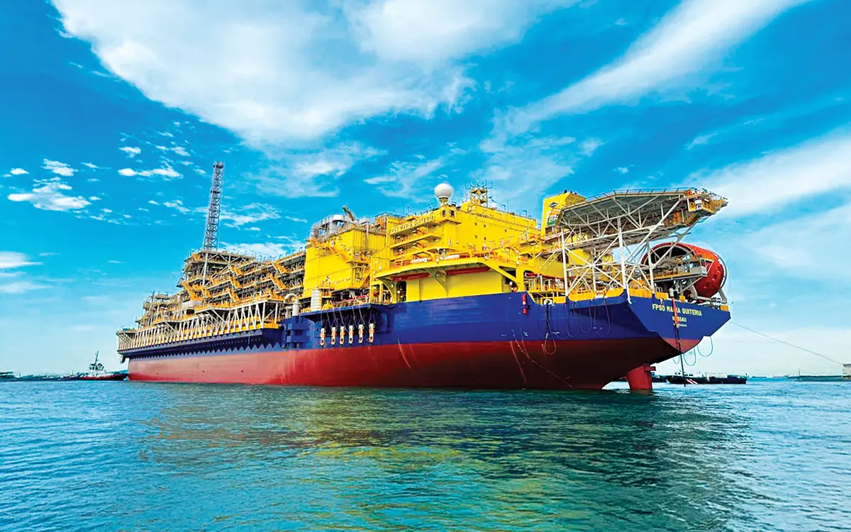 Extração de petróleo e gás pela indústria extrativa no pré-sal capixaba.