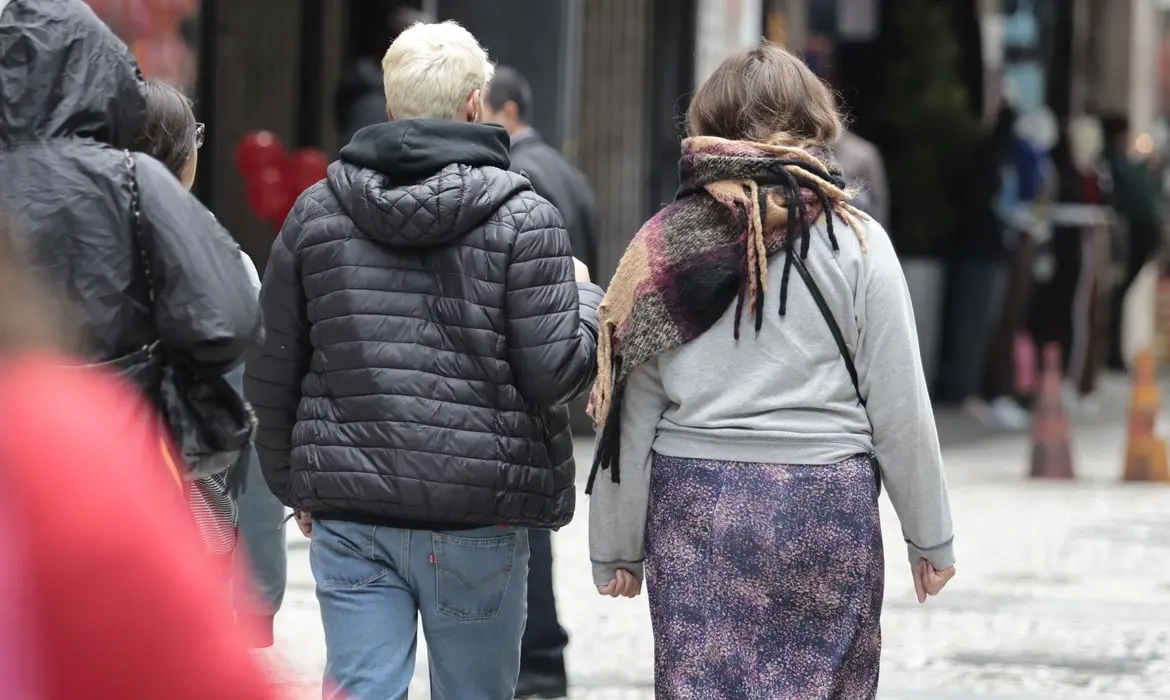 Além da influência dos ventos que levam ar frio do oceano ao continente, a perda radiativa deve intensificar o resfriamento durante as madrugadas.