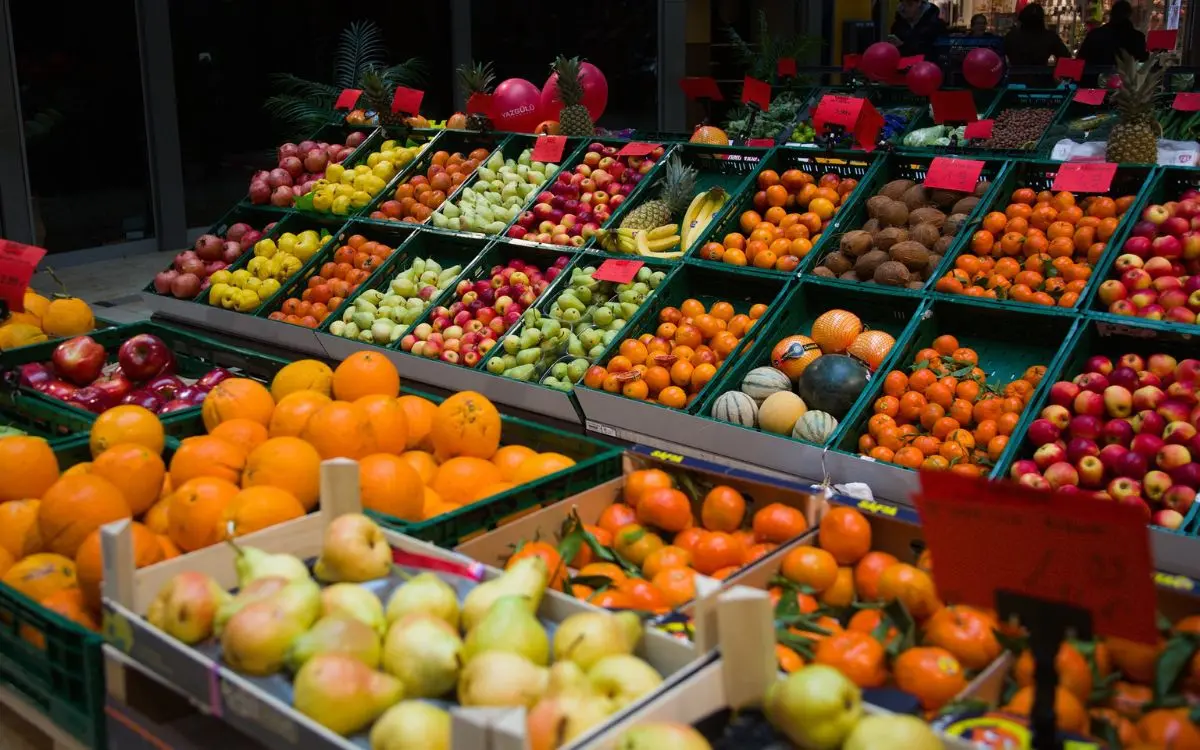 Frutas, verduras e legumes da estação estão entre os alimentos recomendados por especialistas para compor uma alimentação mais equilibrada e variada