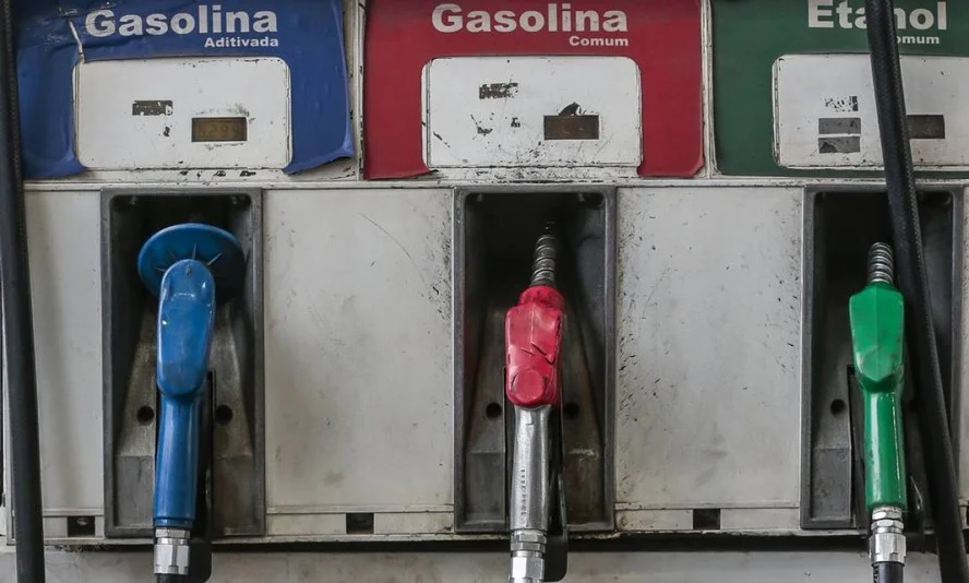 Gasolina pode cair até 2% na bomba, prevê economista