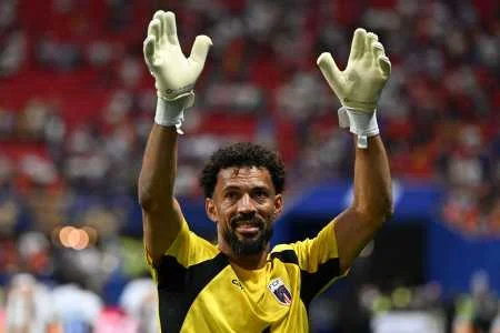 Goleiro Vozinha de Cabo Verde se destaca em partida contra a Espanha na Copa.