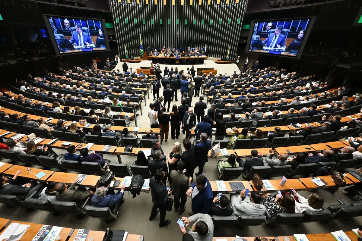 Plenário da Câmara dos Deputados durante discussão sobre jornada de trabalho e escala 6x1.