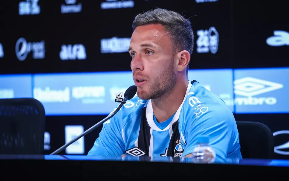 Volante Arthur se despede do Grêmio após não renovar contrato com o clube.
