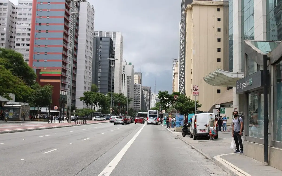 Inflação do aluguel cai 0,5% em junho devido a recuo nos preços de combustíveis e café.