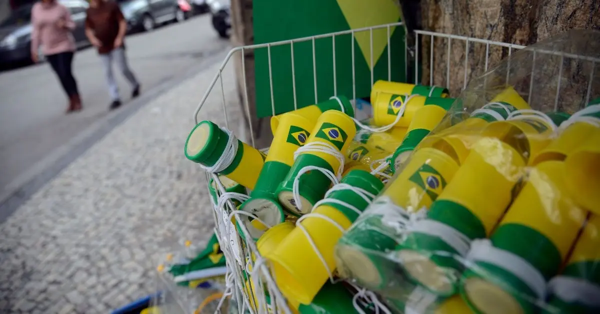 O estudo aponta que em relação ao comportamento de consumo, há predominância de canais físicos, especialmente lojas de bairro (28,8%).