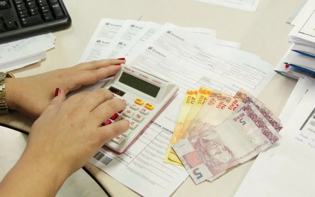 A inadimplência caiu pelo quinto mês seguido no Espírito Santo, impulsionada pela geração de renda e renegociação de débitos.