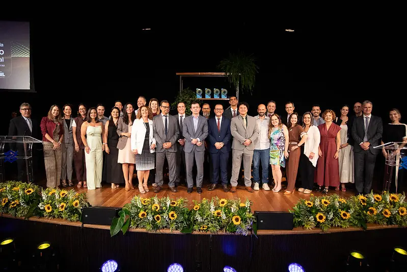 Representantes dos municípios e estados vencedores do IV Prêmio Qualidade da Informação.