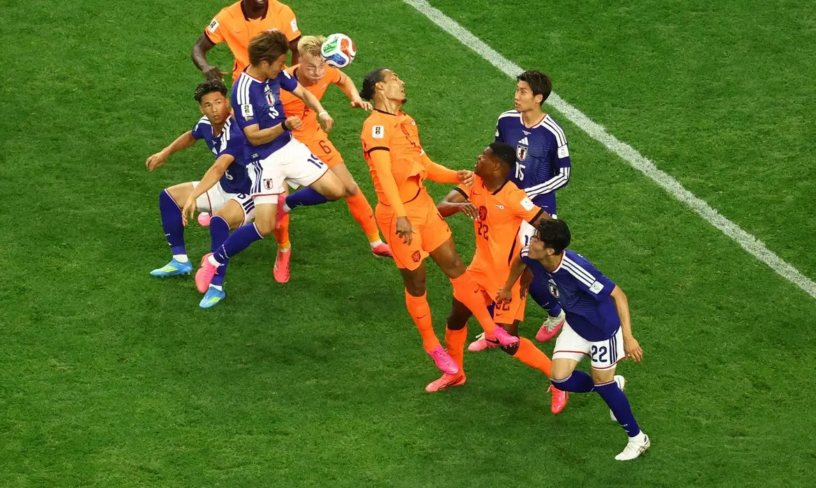 Partida entre Japão e Holanda termina em empate de 2 a 2 na Copa do Mundo.