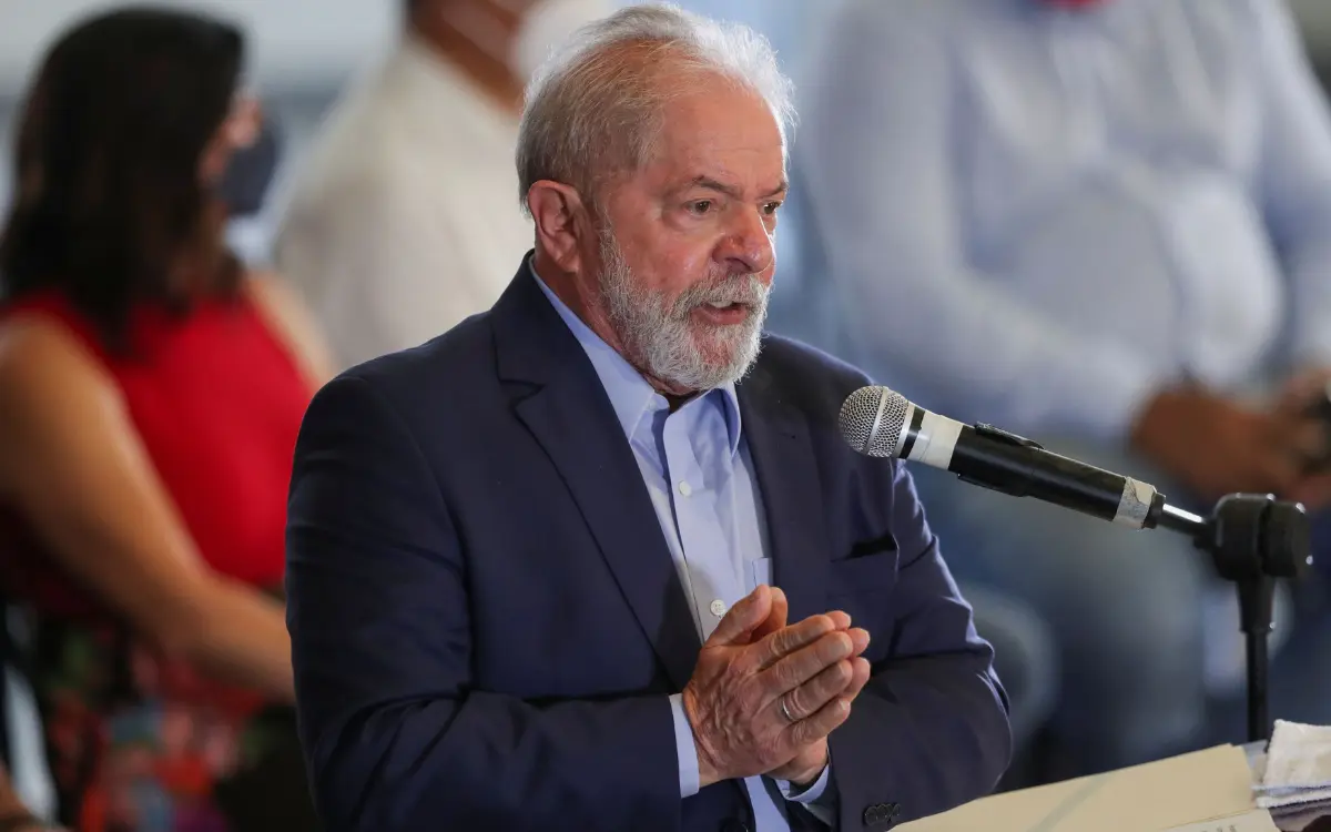 Lula critica privatizações e cita BR, Liquigás