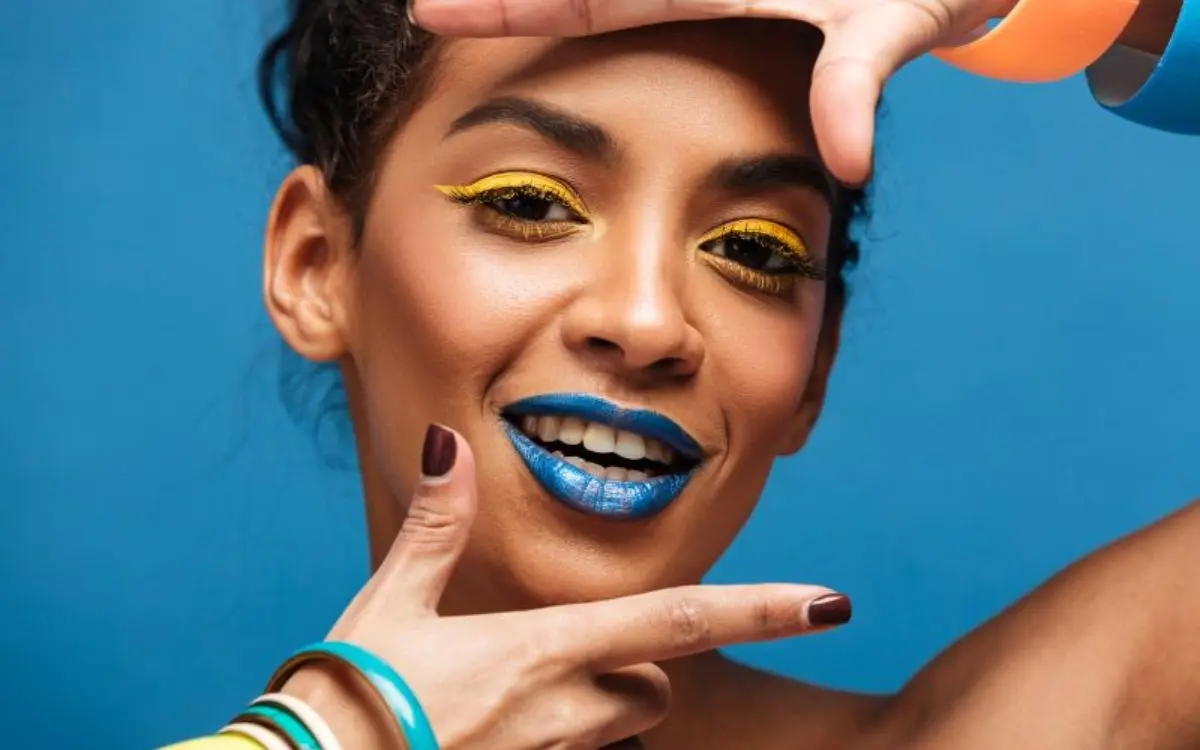 Uso de maquiagem e glitter na Copa do Mundo pode causar irritações e exige atenção à saúde ocular